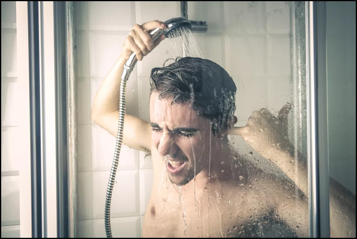 Shower douche. Принятие душа. Моется в душе. Мужчина в душе.