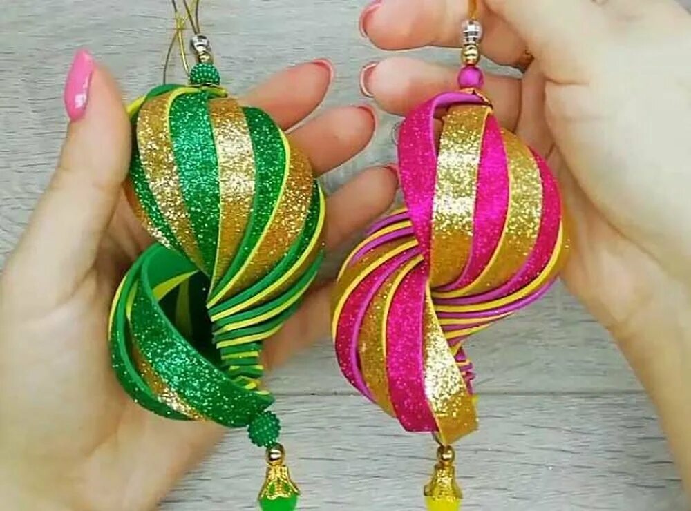новогодние игрушки из фоамирана поэтапно. новогодние поделки. ёлочные игрушки из фоамирана глиттерного. новогодние игрушки из фоамирана. мастер класс новогодняя игрушка.