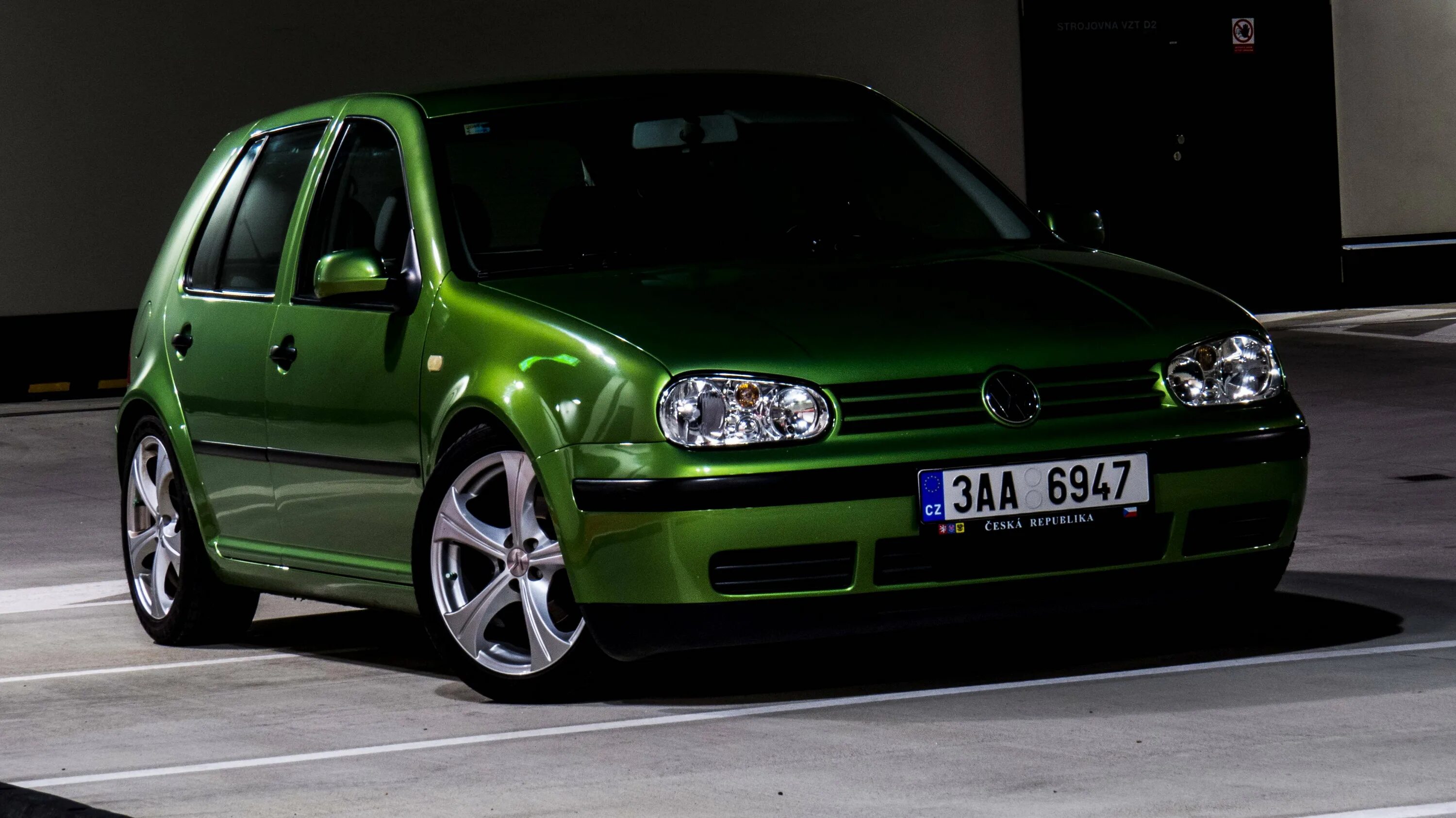 VW Golf 4 Green. Volkswagen Golf 4 зеленый. Volkswagen Golf 4 темно-зеленый. Волксвген гольф 4 зелёный.