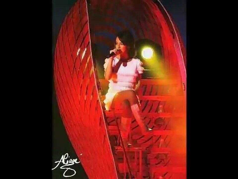 Alizee j ai pas vingt. Alizee j&#039;ai pas vingt ans. alizee mylene farmer.