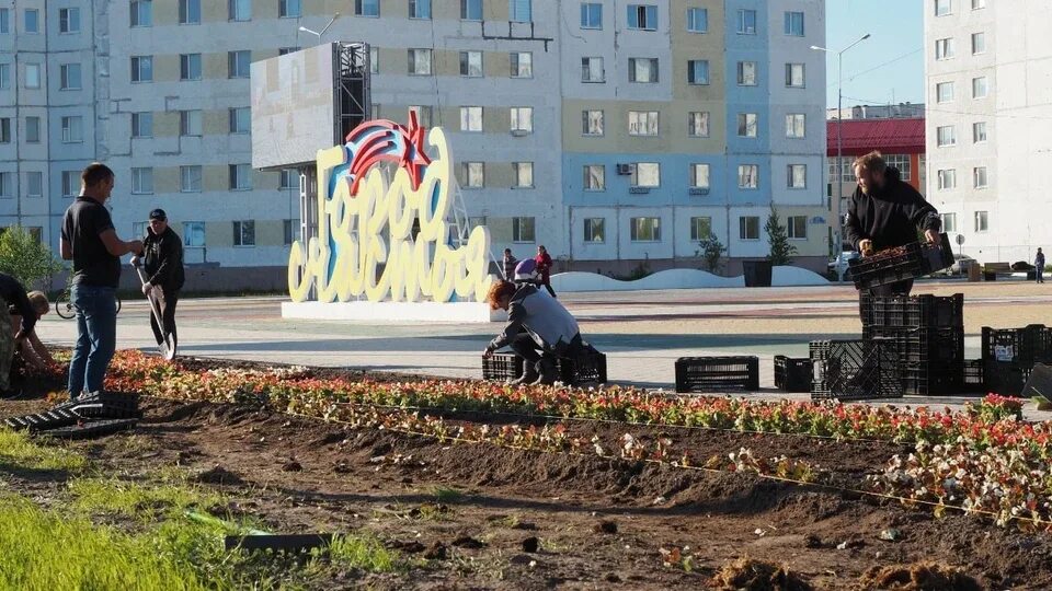 В ход идут. Бульвар Стрижова Надым. Бульвар Стрижова Надым 2022. Бульвар Стрижова город Надым 2022 год. Надым набережная 2022.