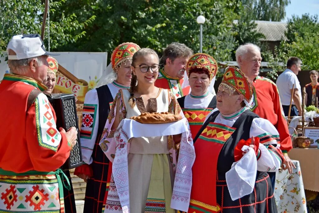 Погода воробьевка воронежская на 14 дней. Праздник сапога в Бутурлиновке. Праздники народного творчества Воронежа. Бутурлиновский район Воронежской области. Концерт в Бутурлиновке Воронежской.