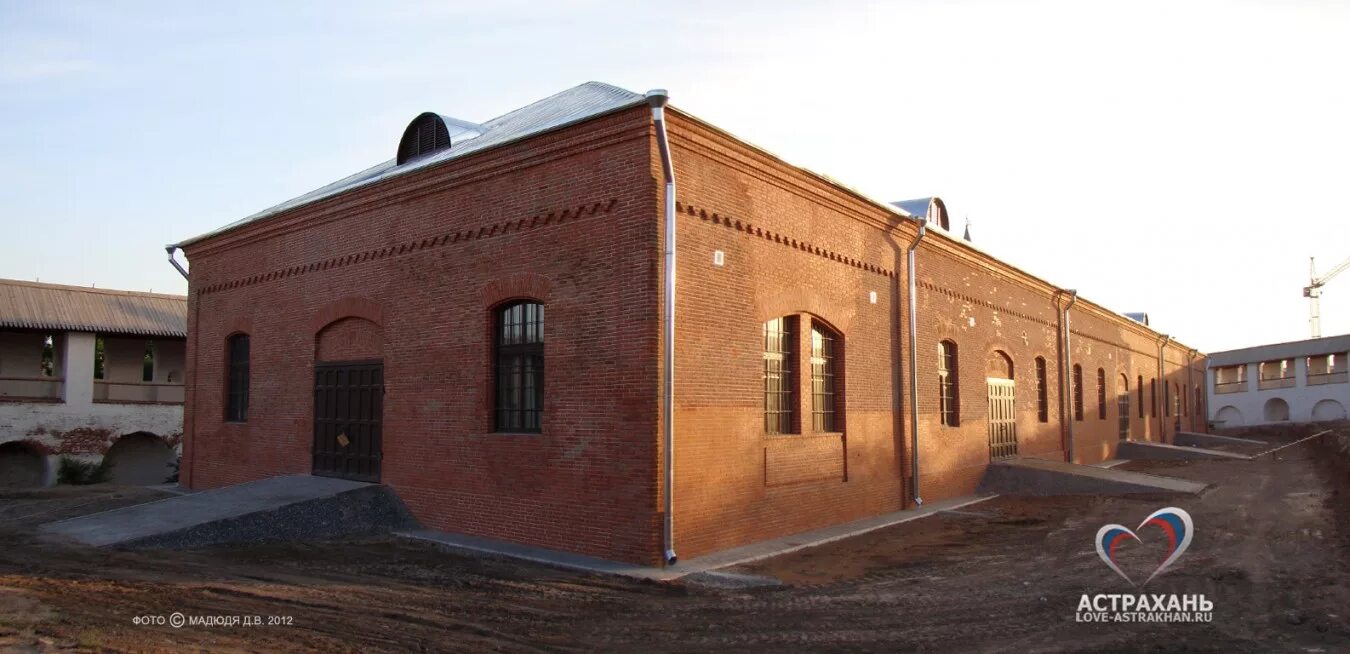 Здание цейхгауза астрахань. Музейно-выставочный комплекс «цейхгауз» в астрахани. Астраханский кремль цейхгауз. Астрахань кремль цейхгауз. Цейгаузы.