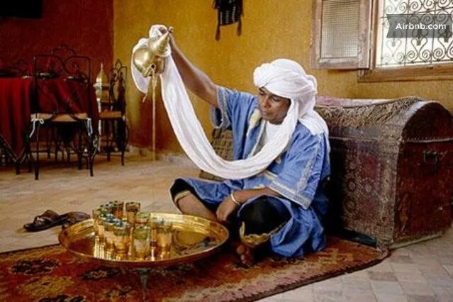 Арабская пито. Чайные традиции Марокко. Чаепитие в Марокко. Чайная церемония в Марокко. Чаепитие у арабов.