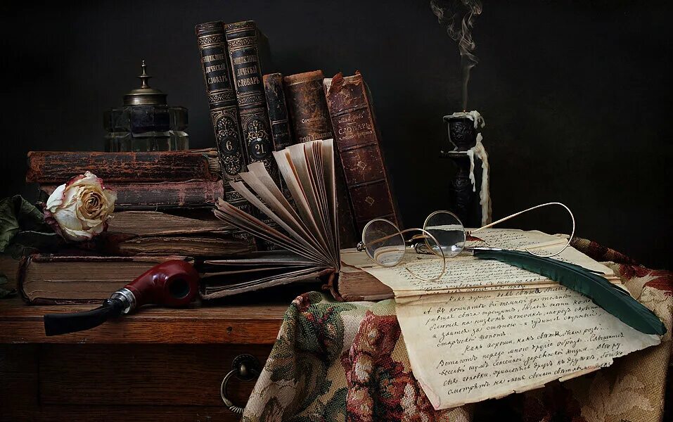 Искусство писательства. «Натюрморт с книгами». Стол писателя. Старинный стол писателя. Старинные книги.
