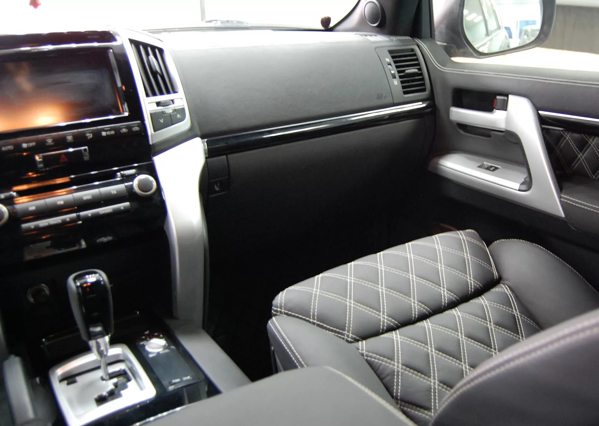 Ленд крузер 200 фото салона Land Cruiser 200 (piano black)