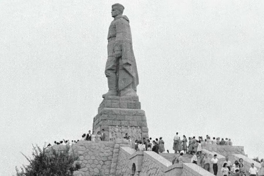 Город где стоит алеша. Монумент алеша в болгарии. памятник советскому солдату в болгарии алеша. памятник алёше в болгарии. пловдив алеша.
