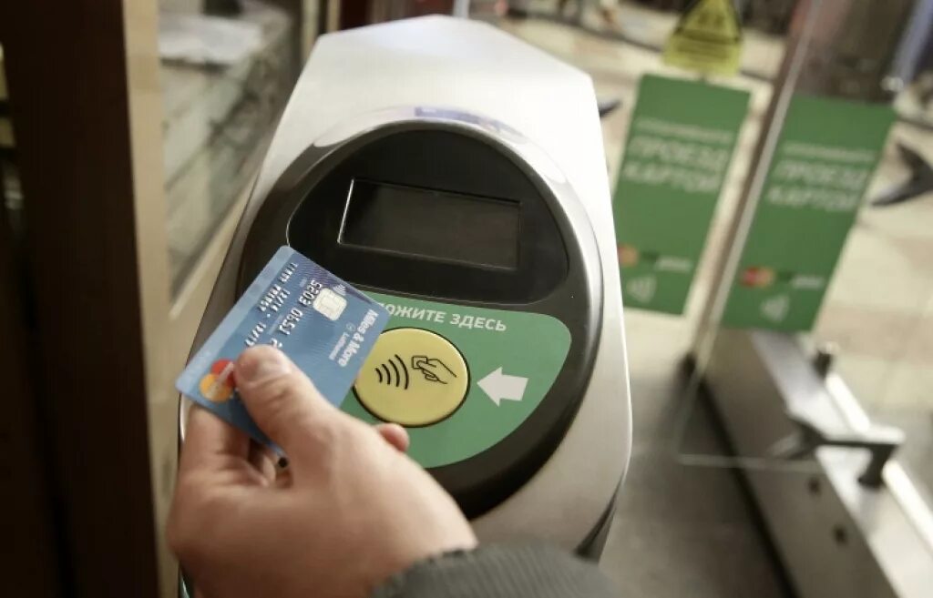 Можно ли проехать в метро. Турникеты в метро с PAYPASS В СПБ. Бесконтактная карта. Турникет в метро для оплаты картой. Турникет с оплатой банковской картой.