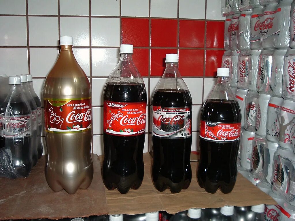 Кока кола в 2005 году. Кока кола 1.25 литра. Coca Cola 1.5 литра. Кока кола 2,25л.