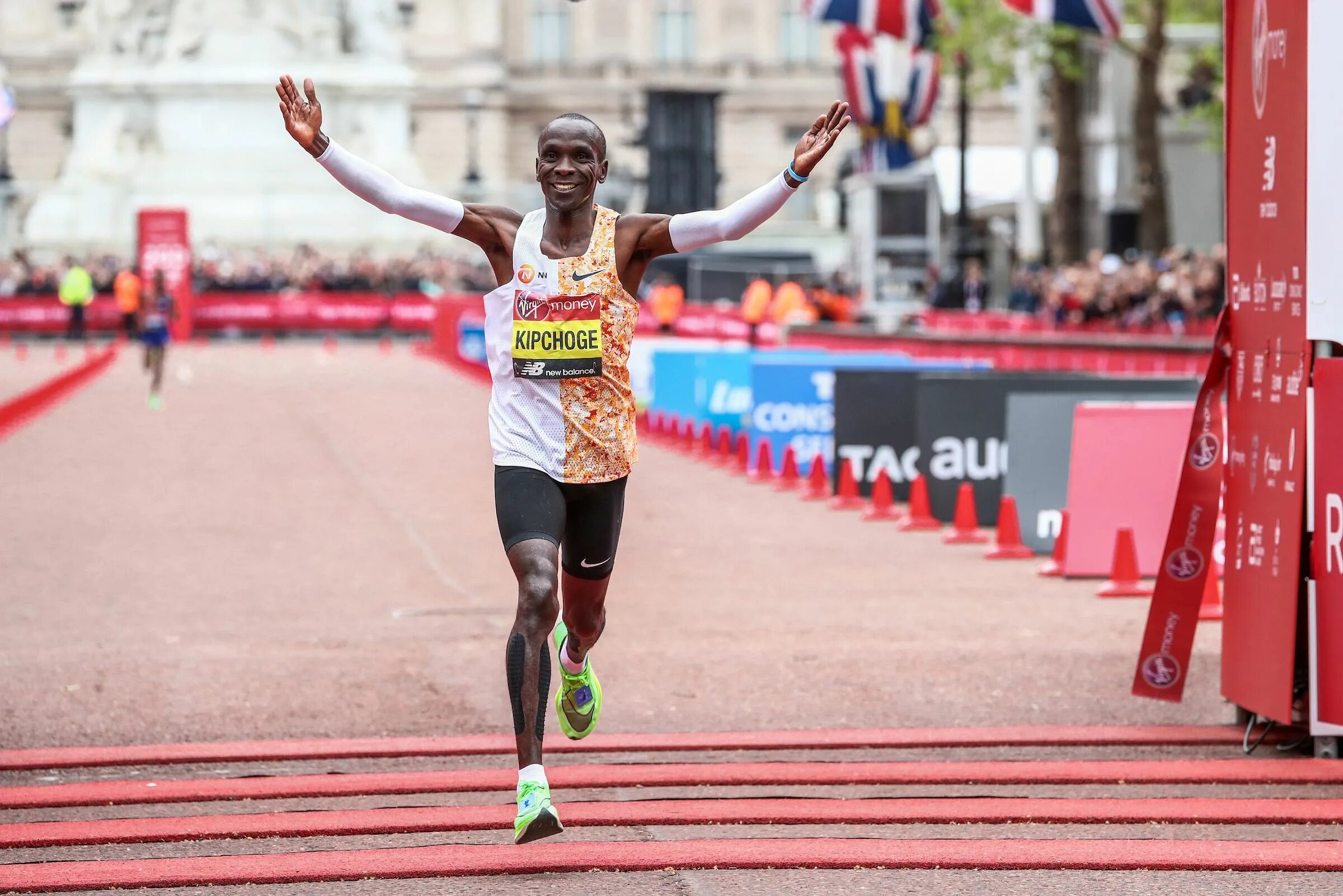 He stretched. Элиуд Кипчоге. Кипчоге рекорд. Eliud Kipchoge рекорд 2022. Кипчоге рекорд марафон.