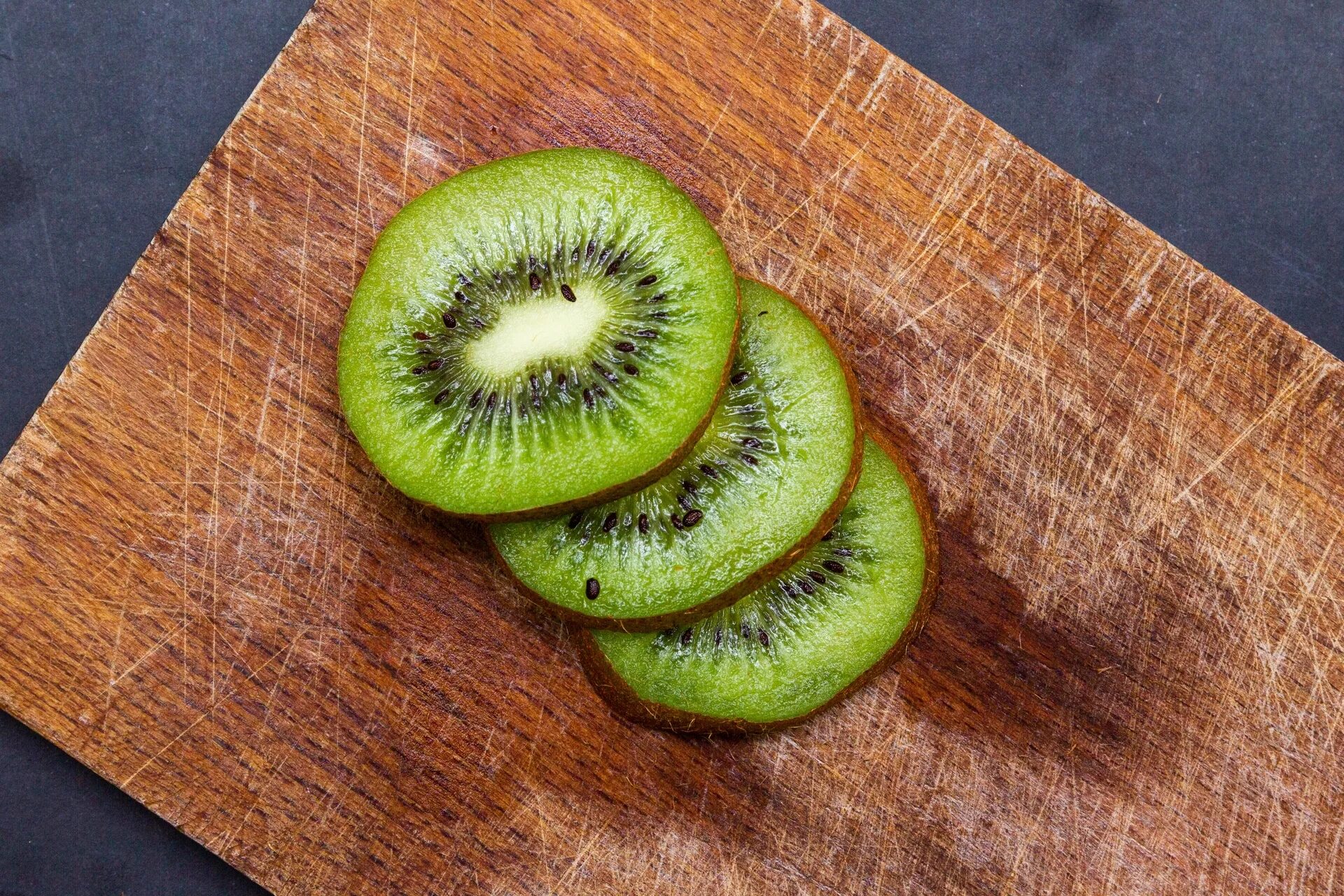 Киви банан мандарин. Красивая нарезка из киви. Как нарезать киви на стол. Фруктовая нарезка простая и красивая. Банановый киви.