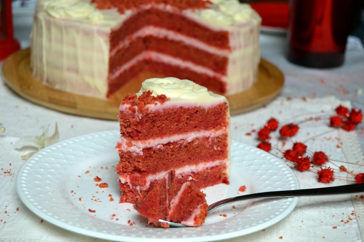 приспособление для нарезки тортов. разрезанный торт. разрезают свадебный торт.