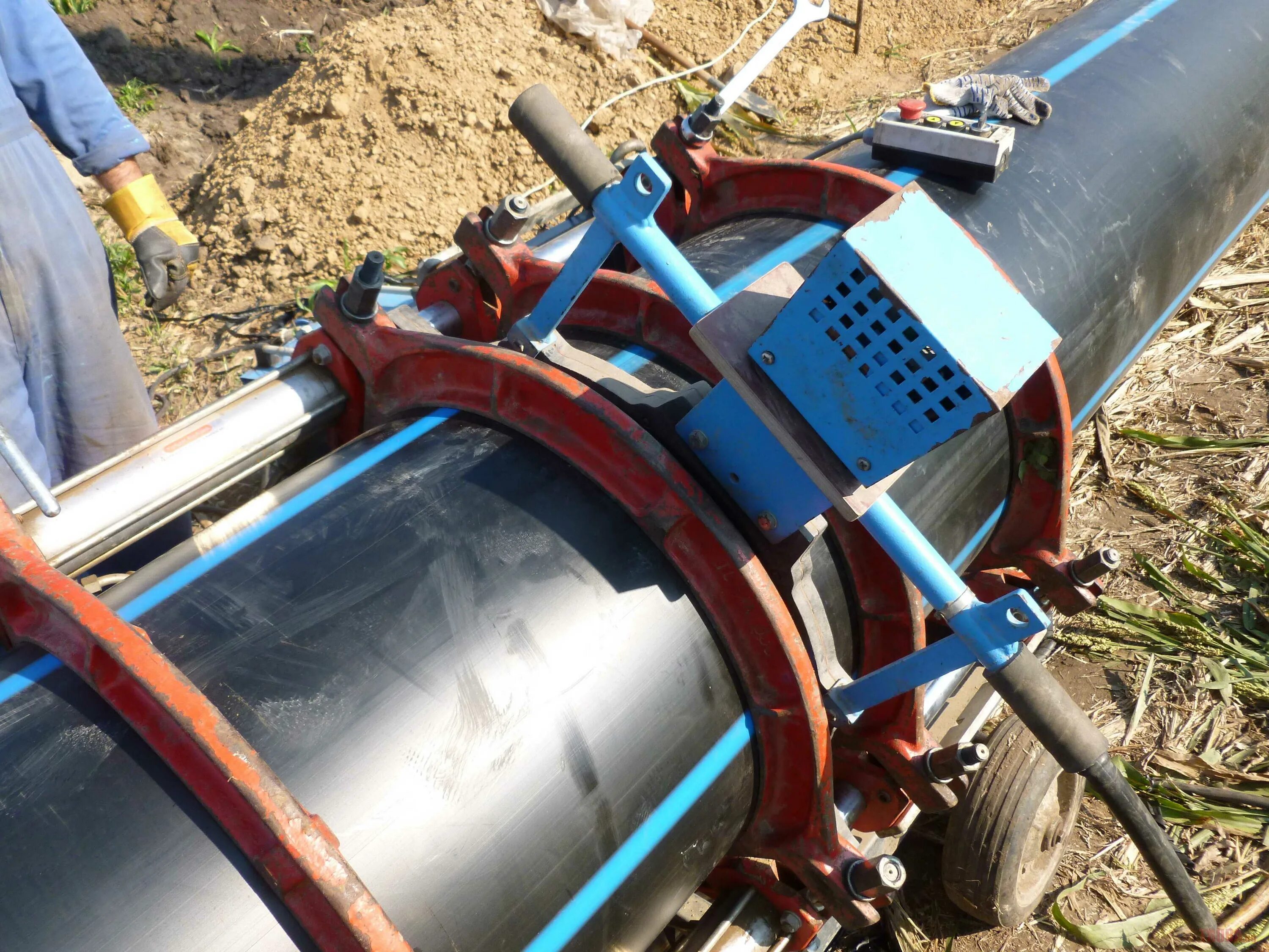 Делаем трубы пнд. 3. Сварка пнд труб электромуфтами 32мм. Муфтовая сварка полиэтиленовых труб газ. Сварка пнд труб электромуфтами ф160мм.