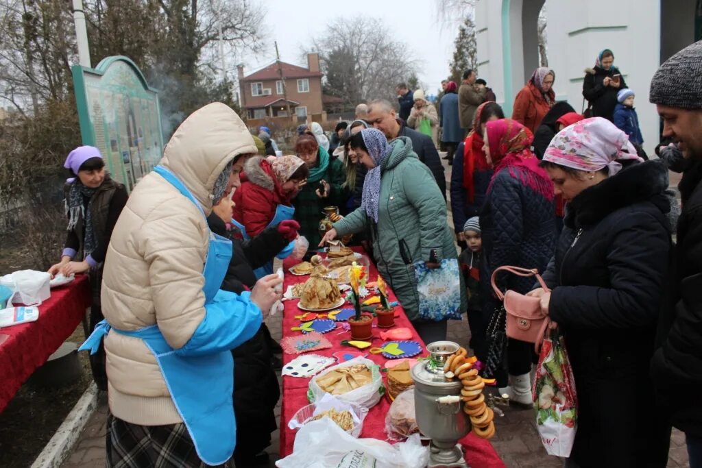 Масленица ярмарка. Масленичная ярмарка в храме. Стол на ярмарку Масленица. Масленица на территории храма.