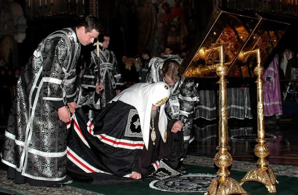 Прощение у священника. Прихожане в храме. Таинство исповеди в православии. Таинство исповеди в православии. Прощеное воскресенье служба в храме.