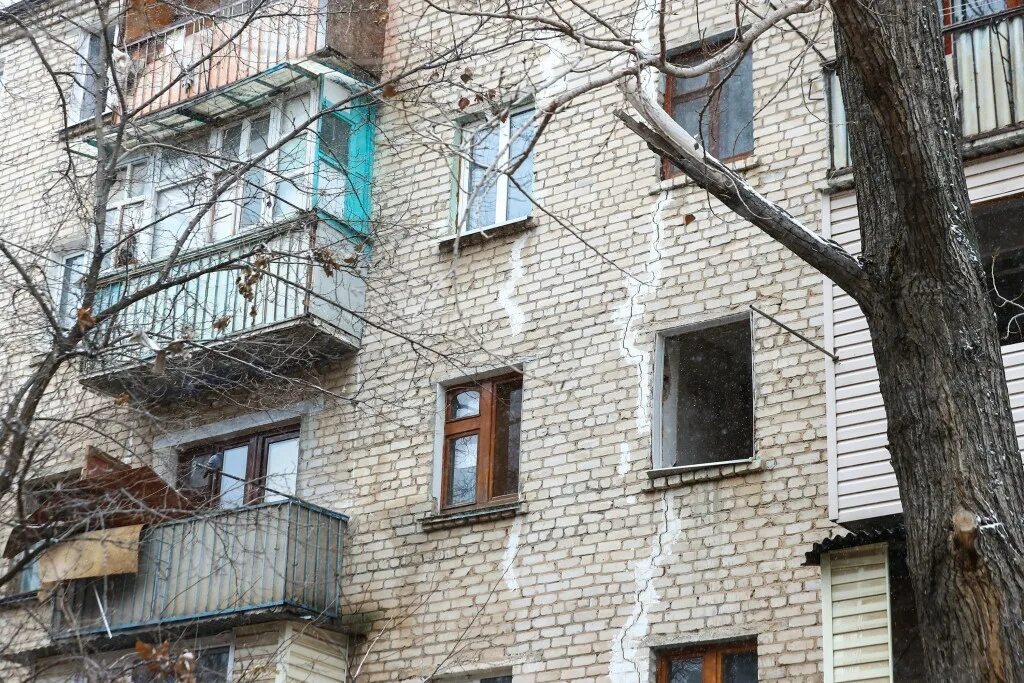 Переселение из аварийного 2025. Переселение из ветхого жилья. ветхое жилье астрахань. ветхие многоэтажки. аварийные дома в астрахани.