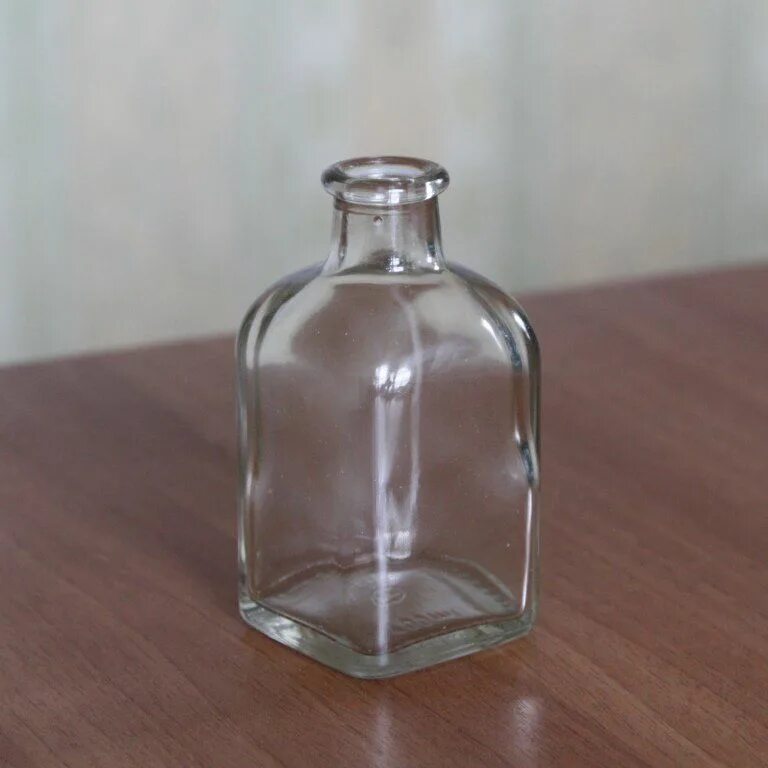 Почему пустые бутылки не ставят на стол. Бугельная бутыль 100мл. Бутылка стеклянная 100 мл. Стеклянный флакон. Стеклянные бутылки стекло 100 мл.