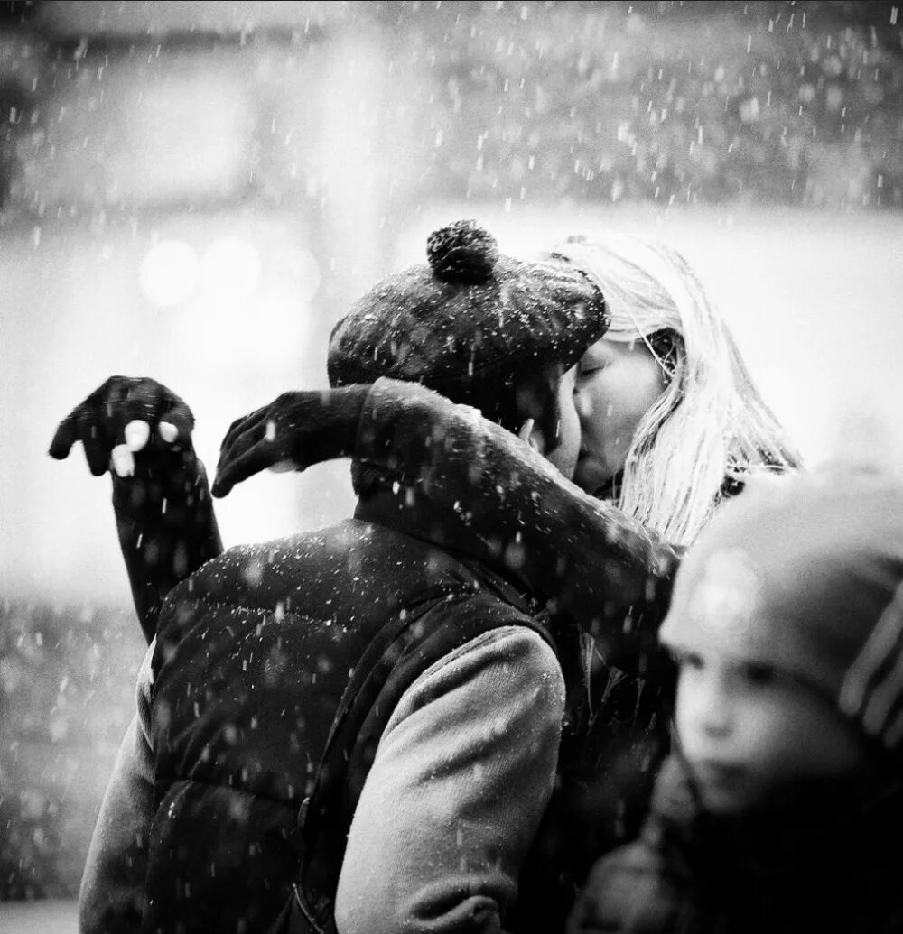 Душераздирающая любовь. Объятия зимой. Зима любовь. Объятия в снегу. Поцелуй на снегу.