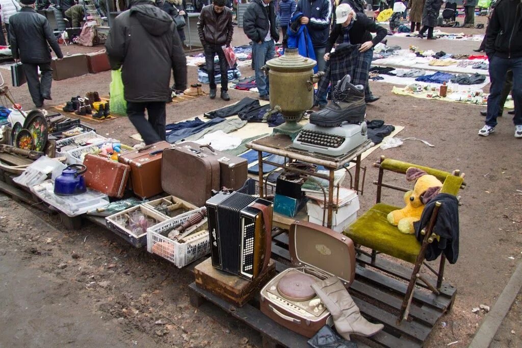 Блошиный рынок метро. Блошиный рынок на Удельной. Блошиный рынок СПБ на Удельной. Уделка Питер блошиный рынок. Питер метро Удельная блошиный рынок.