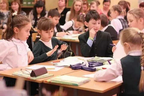 Учащийся пятого класса на уроке