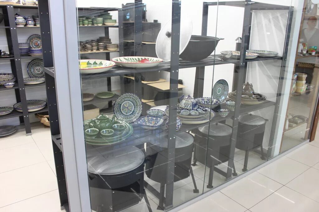 витрины для казанов. сто казанов. витрины для казанов. магазин казанов. чугунок сочи.