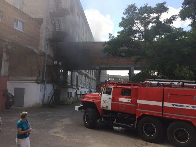 Charm zavod. Фабрика шарм смоленск. Шарм сгорел. Горел шарм. Пожар на заводе тубофлекс в угличе.