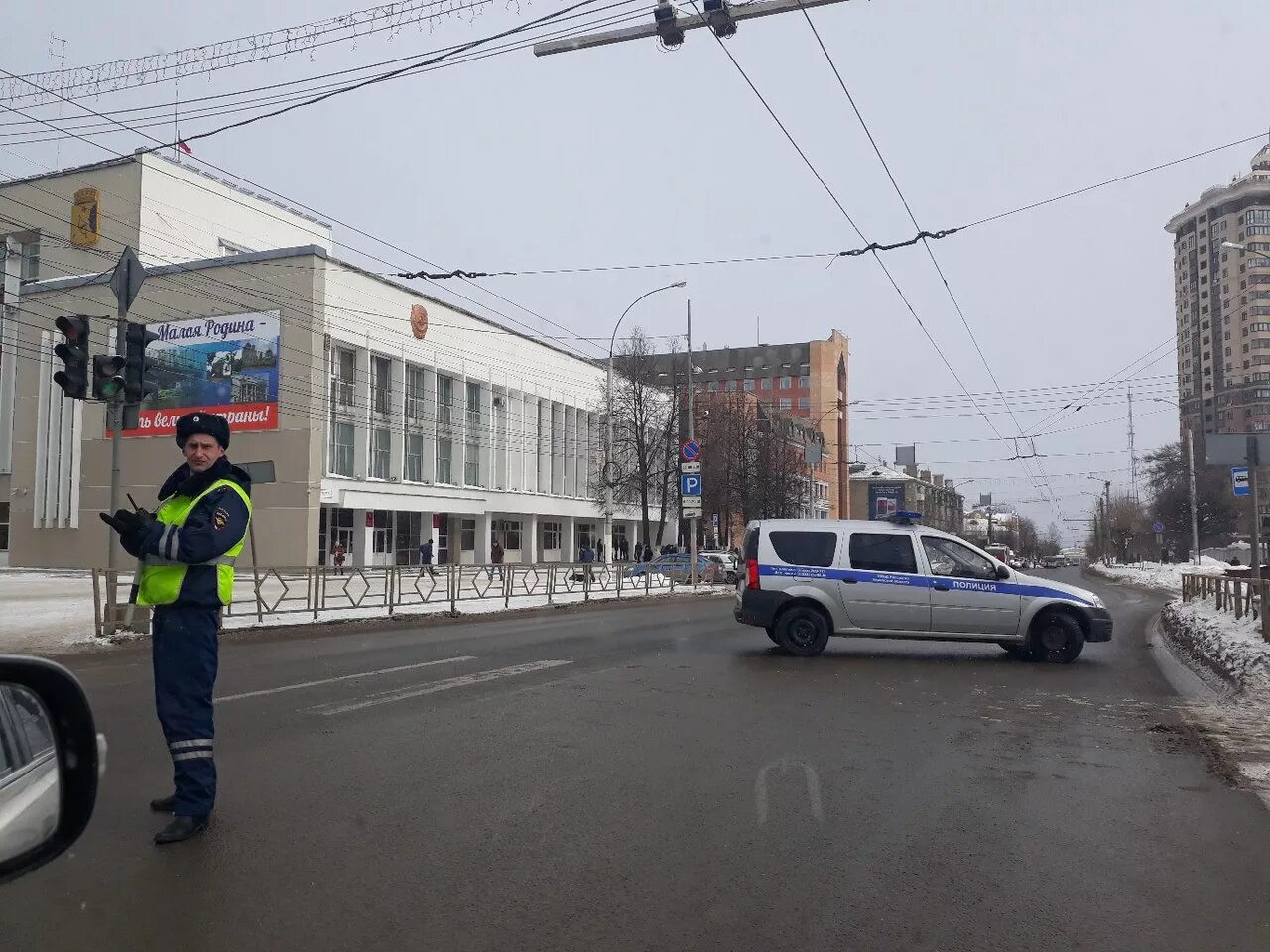 Световой короб над входом в офис ООО "Железно Киров" Лера Сервис