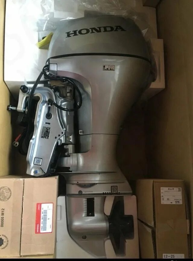 Лодочные моторы хонда 20 л с. Мотор лодочный honda bf 20 и консоль. Хонда 20 4 такта 2008. Хонда 20 4 такта. Лодочный мотор honda 20 2000.