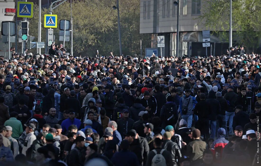 Ураза в москве. Ураза-байрам 2023 в Москве. Праздничный намаз в Москве. Мусульмане в Москве.