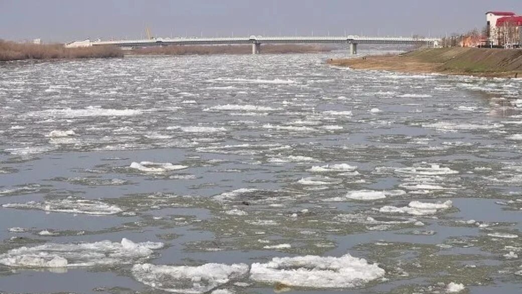 Уровень воды в реках алтайского края сегодня. Ледоход на реке кондома в Калтане. Река вскрылась ото льда. Паводок Ханты-Мансийск. Ледоход на маленьких речках.