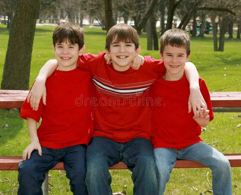 Найди 3 друга. 3 Мальчика. Три мальчишки. Друзья 3 мальчика. Три мальчика сидят.