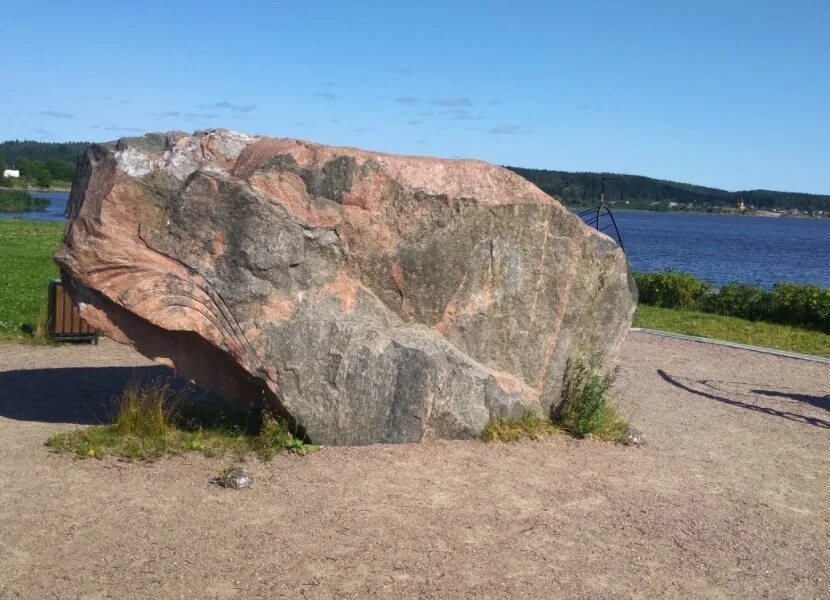 Сортавала камень. Камень желаний Сортавала. Набережная и камень желаний Сортавала. Озеро Ляппяярви камень желаний. Камень желаний Карелия.