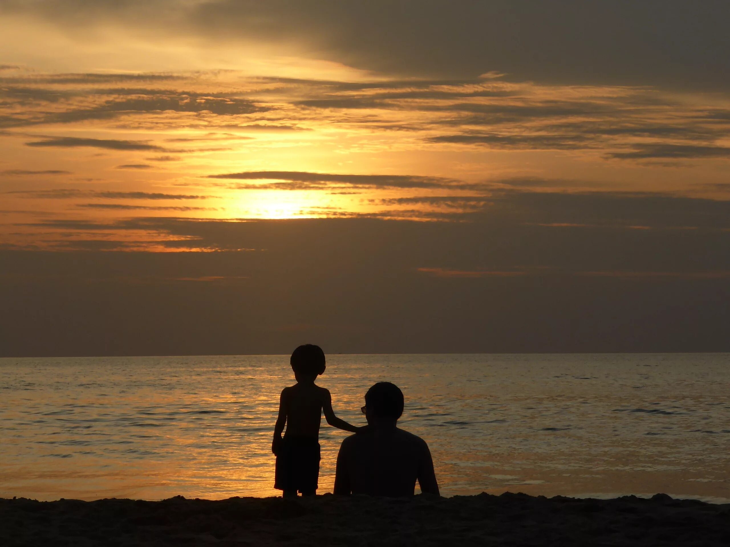Отец и сын на закате. Дети на берегу моря. Закат для детей. Отец с сыном на берегу моря. Мама где море