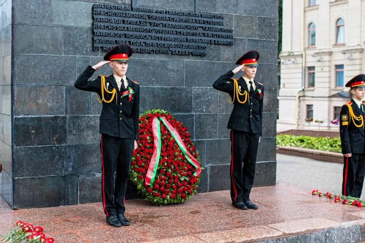 Минское суворовское училище. Суворовцы. Суворовское военное училище. Венок к памятнику павшим. Парк посвященный военным.