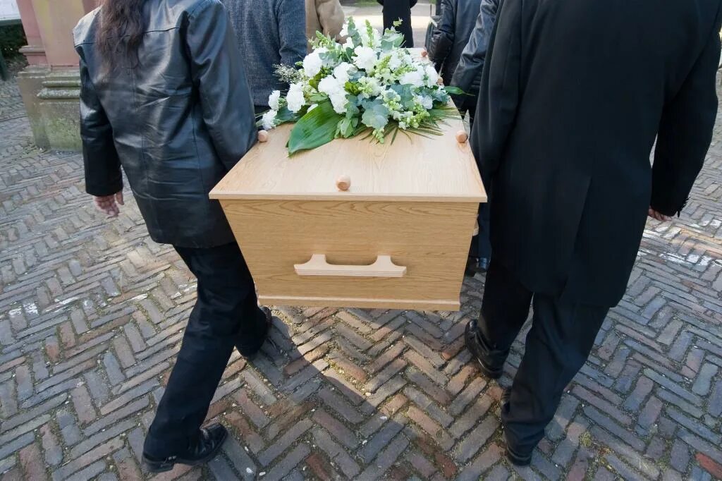 Почему мертвого выносят. Почему мертвого выносят. Сталин иосиф виссарионович в мавзолее. Почему покойников выносят вперед ногами из дома. Зденек захрадка погребенный заживо.