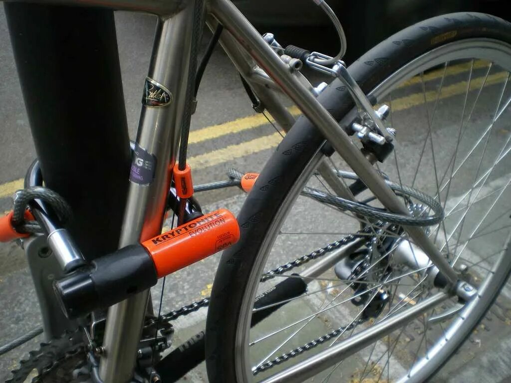Как защитить велосипед от угона. Велосипедный замок cycledesign u-lock. защита от угона велосипеда. противоугонка для велосипеда. большой замок.
