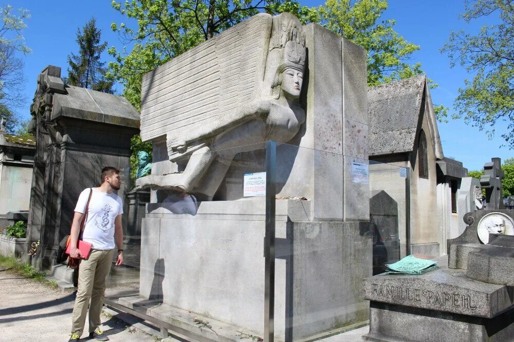 Могила оскара. Памятник Оскару Уайльду в Дублине. Пер Лашез Оскар Уайльд. Оскар Уайльд памятник в Дублине. Могила Оскара Уайльда.