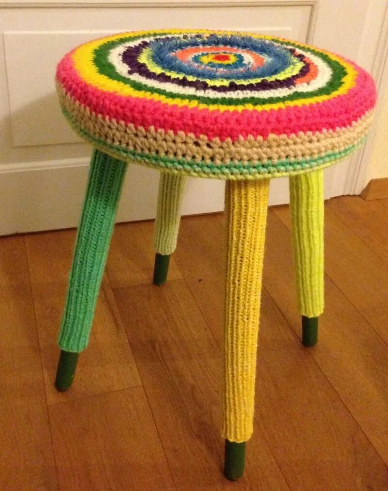 Сидушка на табурет крючком. Вязаная сидушка на стул. Вязаный чехол на табурет. Вязаный чехол на круглый стул. Вязаные сидушки на стулья.