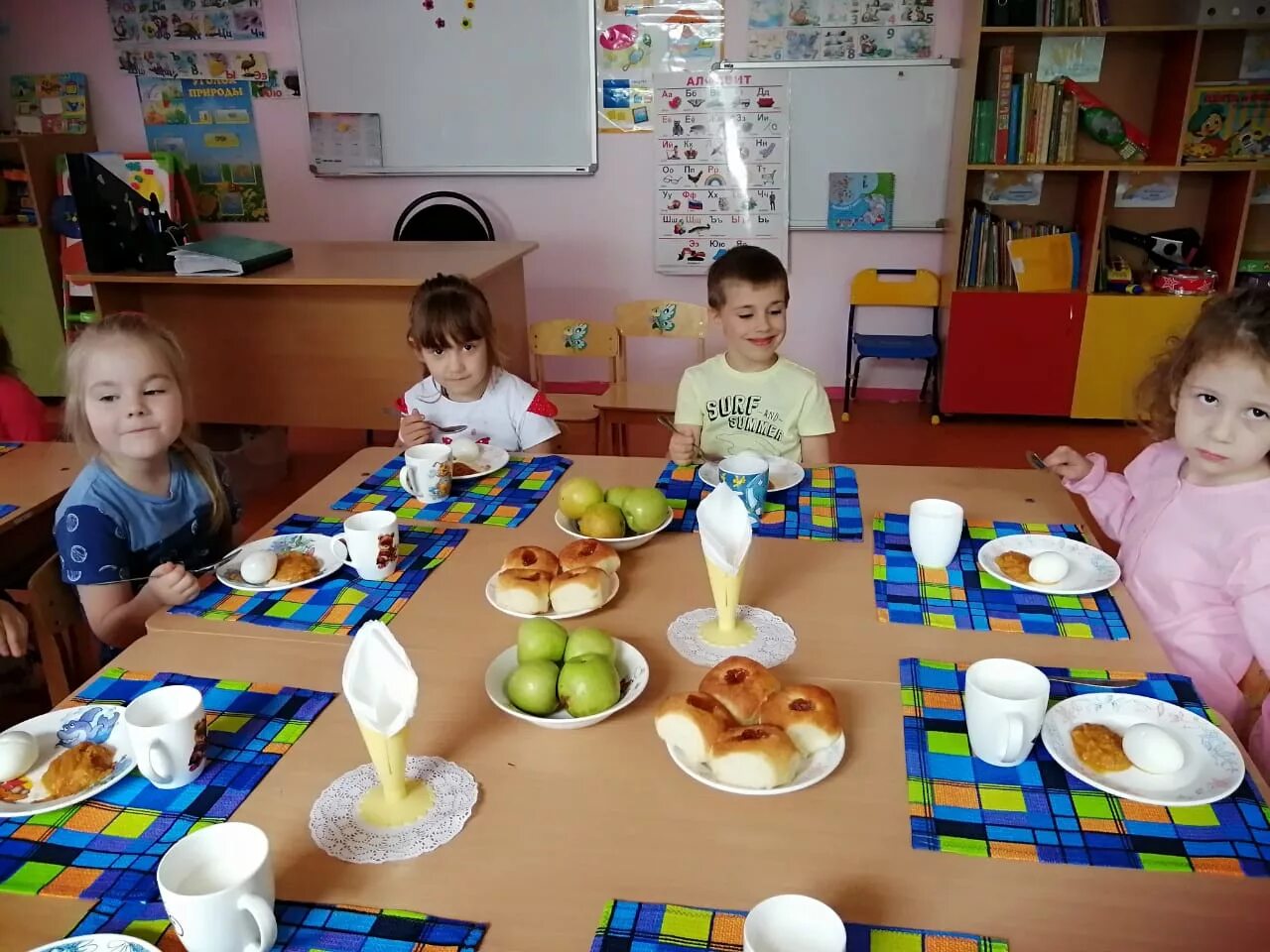 Первую половину дня кушать. Полдник в детском саду. Завтрак детей в ДОУ. Еда в детском саду. Сервировка стола для детей в детском саду.