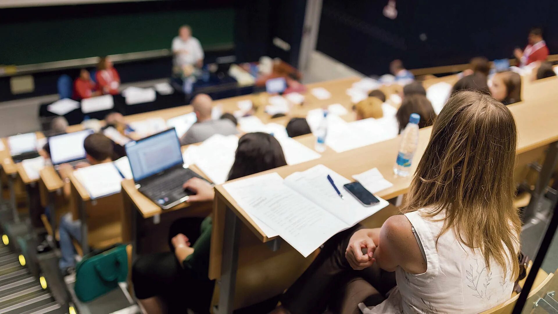 Студенты за границей. Учащиеся студенты. Преподаватель и студент. Вуз. Групповая работа студентов.