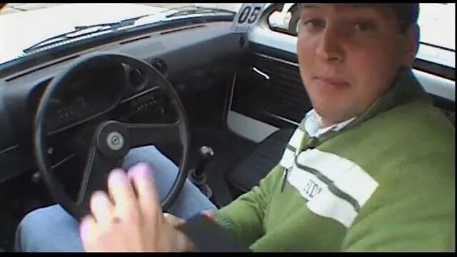 Майк брюэр махинаторы. Женщина за рулём на каблуках на механике. Видео передача машина. Наши тесты плюс. Махинаторы дискавери ведущие.