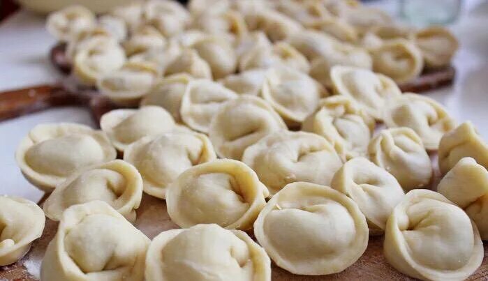Продам домашние пельмени , ручной лепки . Мясо:свинина-говядина . Стоимость кг:3