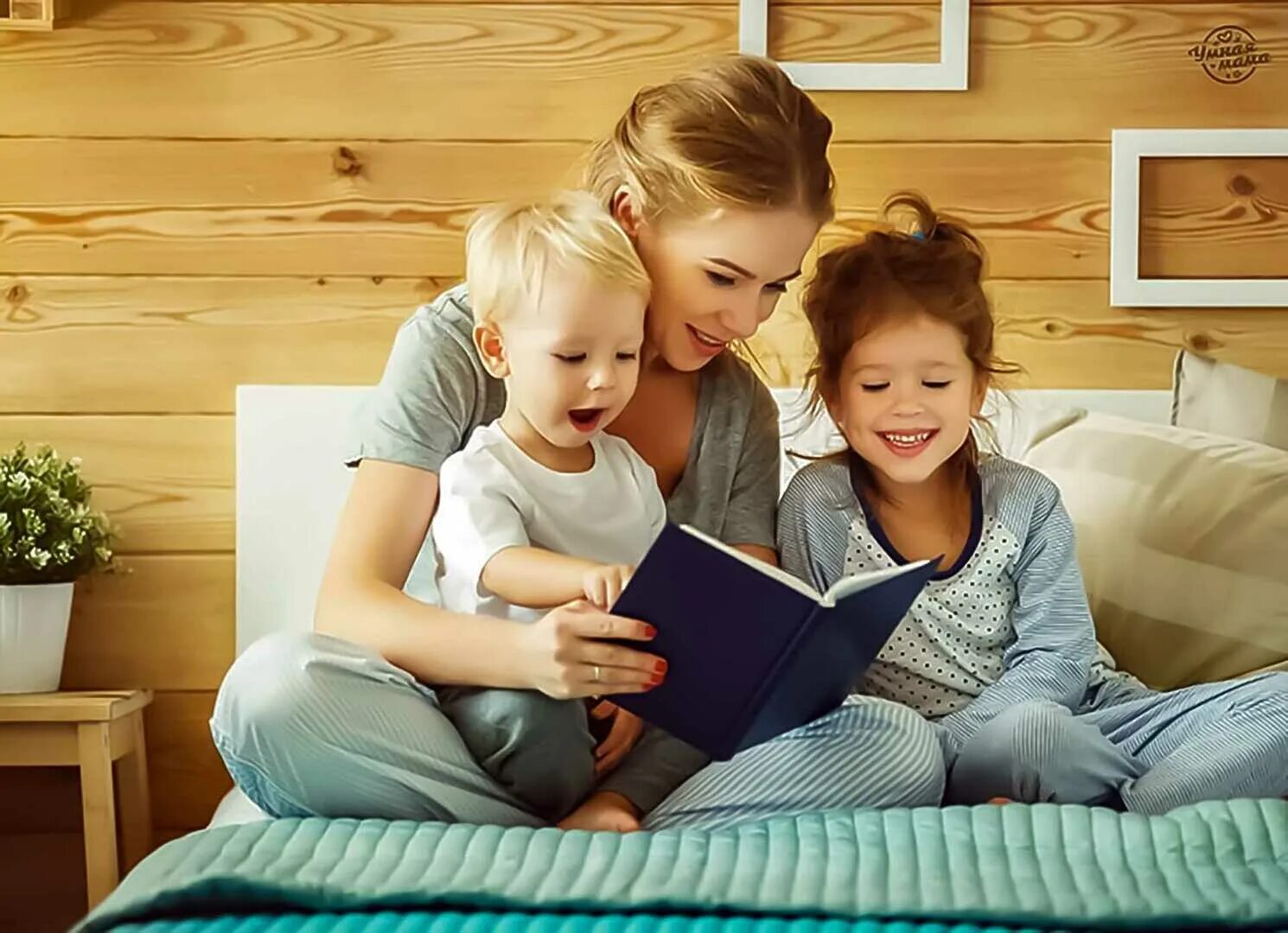 Дочка читать. Чтение для детей. Мама читает ребенку. Чтение сказок детям. Мама читает книгу ребенку.