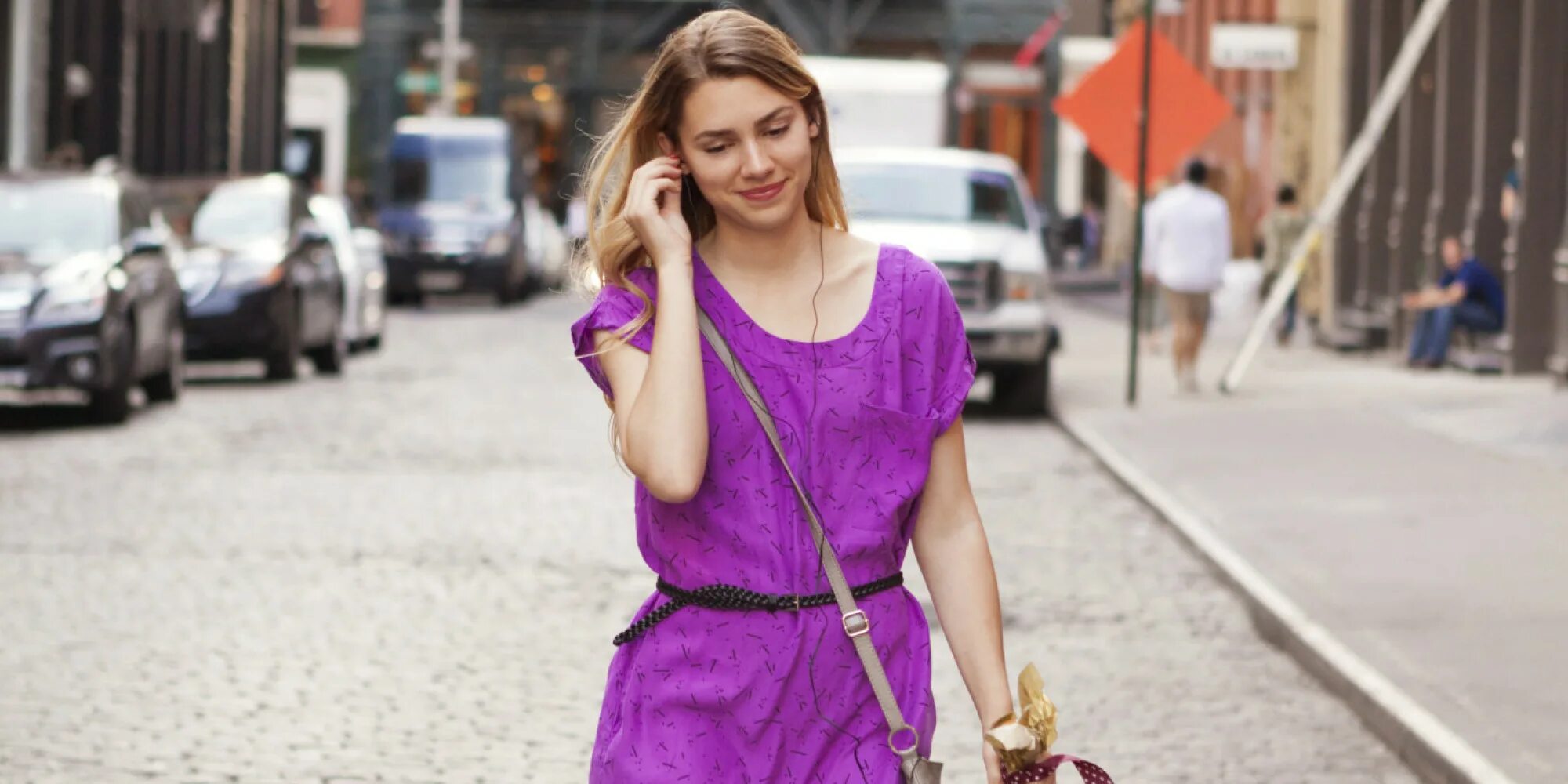 Girl Walking девушка. Женщина решилась. Небрежная походка. Happy girl in the Street. Girl walking on