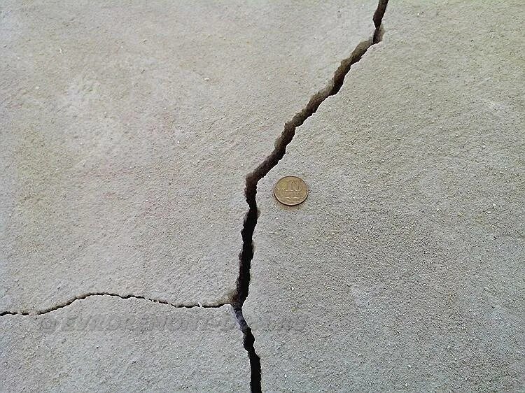 Цементно-Песчаная стяжка пола трещины. Усадочные трещины бетона в железобетонных. Усадочные трещины на стяжке. Волосяные усадочные трещины. Трещины в стяжке пола