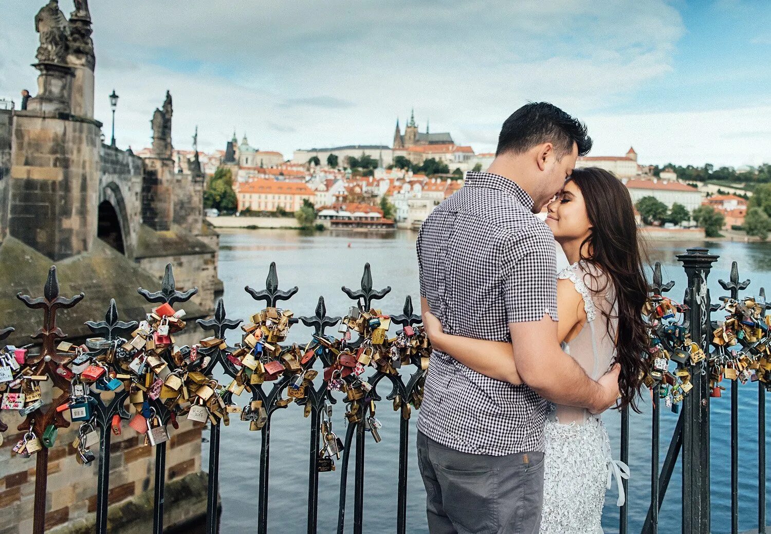 Семейные пары чехия. Прага мост влюбленных. Романтическая фотосессия. Прага любовь. Влюбленные в Праге.