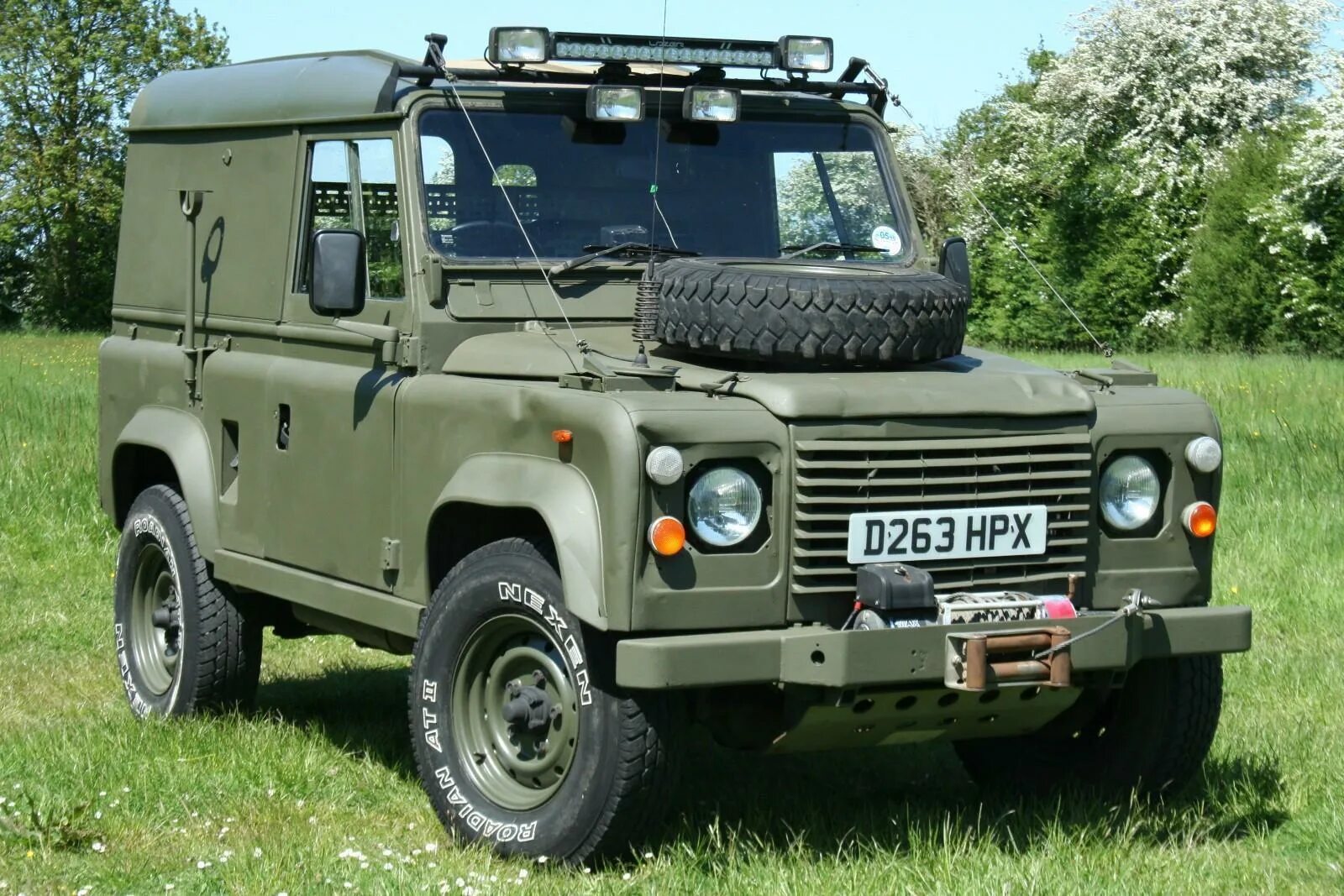 Defender mod. Ленд Ровер Дефендер армейский. Ленд Ровер Дефендер 1998. Defender 90 военный. Land Rover Defender 1998 армейский.