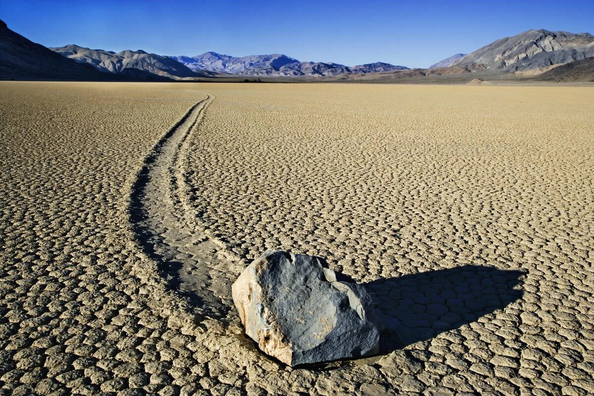 Земля буд. Озеро Рейстрэк-Плайя Долина смерти. Рейстрек-Плайя США камни. Долина смерти Калифорния движущиеся камни. Камни на Рейстрек Плайя.
