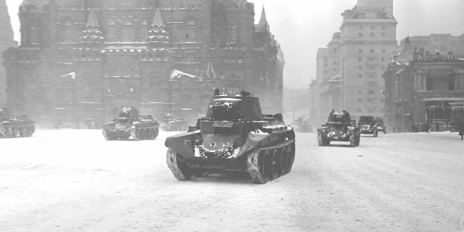 После московской битвы. Битва за Москвой 7 ноября 1941 г.. Битва за Москву парад 1941. Парад на красной площади 1941 год битва за Москву. Танки на параде 7 ноября 1941 года.