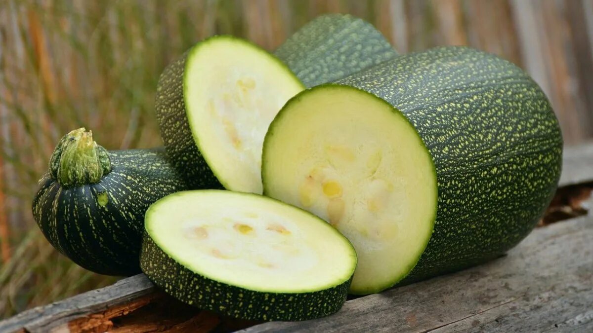 Кабачок цуккини романеско. Кабачок-цуккини тапир. Кабачок это фрукт. Цуккини ~ 800г. Дикий цукини.
